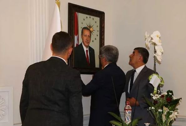 Van Valisi Mehmet Emin Bilmez, Van Büyükşehir Belediye Başkanlığı makamına Cumhurbaşkanı Erdoğan'ın fotoğrafını asarken