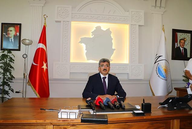 Van Büyükşehir Belediye Başkanlığı'na kayyum olarak atanan Van Valisi Mehmet Emin Bilmez'in makamında verdiği ilk fotoğraf