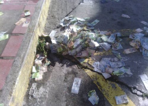 sokaklarda kağıt para