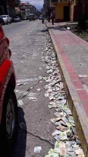 venezüela sokakta banknot