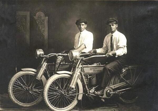 William Harley ve Arthur Davidson'ın Yer Aldığı Sanılan Fotoğraf