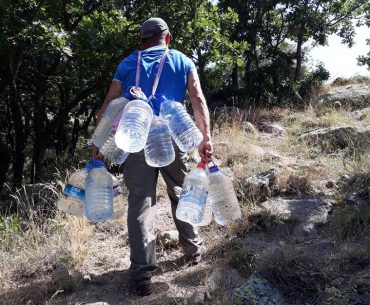 yangında damacana ile su taşıyan