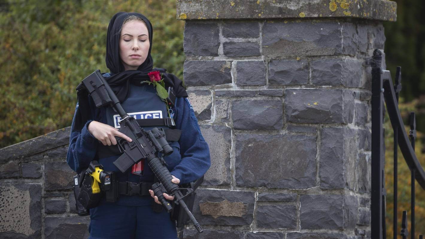 yeni-zelanda-terorist-saldirisi-basortulu-polis