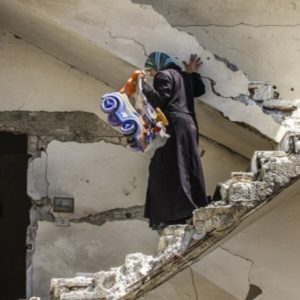 yikilan-binanin-merdivenlerinden-inen