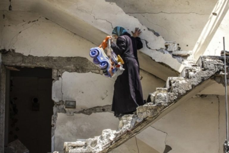 yikilan-binanin-merdivenlerinden-inen