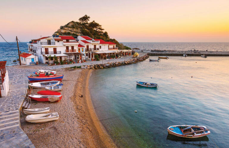 Vedat Milör'ün köşe yazısında Patmos'un yerine kullanılan Yunanistan'ın Samos Adasındaki Kokkari'ye ait bir resim