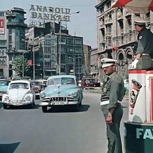 Zıvana içinde nöbet tutan trafik polisleri