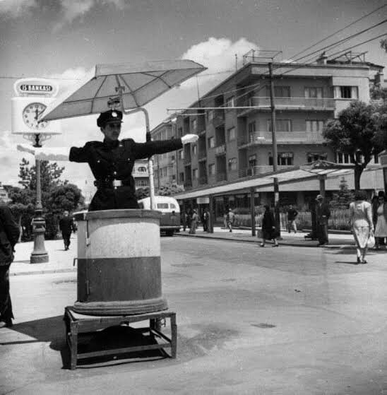 Zıvana içinde trafiği yönlendiren polis