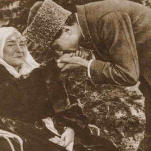 zübeyde hanım elini öpen