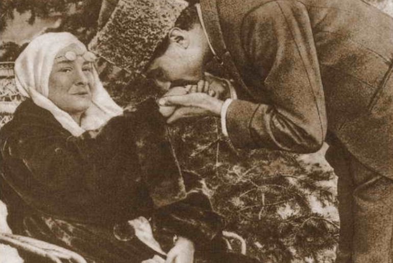 zübeyde hanım elini öpen